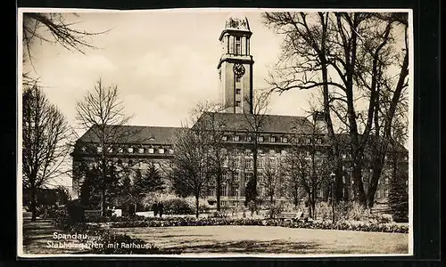 AK Berlin-Spandau, Stabholzgarten mit Rathaus