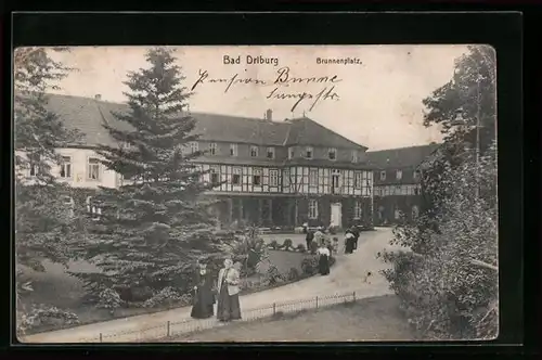 AK Bad Driburg, Besucher am Brunnenplatz