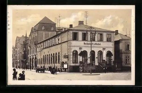 AK Neumünster, Bahnhofs-Hotel mit Passanten