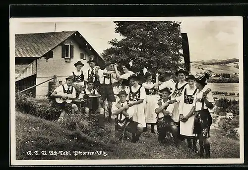 AK Pfronten /Allg., Ach-Thal, Gruppe in Trachten mit Gitarre und Akkordeon