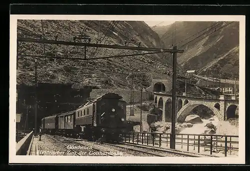 AK Goeschenen, Elekrischer Zug der Gotthardbahn mit Blick auf Viadukt und Tunnel