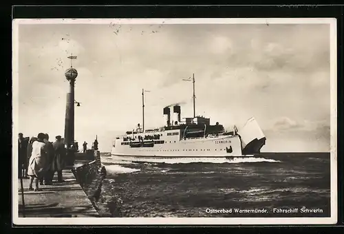 AK Warnemünde, Fährschiff Schwerin mit öffnet die Bugklappe