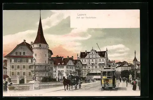 AK Luzern, Auf der Seebrücke mit Pferdekutsche und Strassenbahn