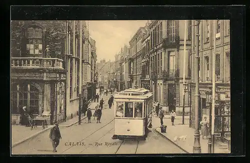 AK Calais, Rue Royale, Strassenpartie mit Strassenbahn