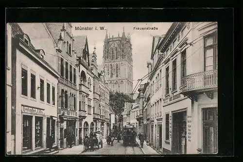 AK Münster i. W., Frauenstrasse mit Geschäften, Kirche und Strassenbahn
