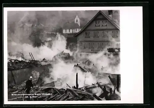 AK Stein i. Toggb., Brandkatastrophe am 29. 3. 1947, Feuerwehrmann bei Löscharbeiten