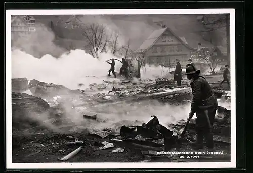 AK Stein / Toggb., Brandkatastrophe 29.03.1947, Feuerwehr löscht Brand