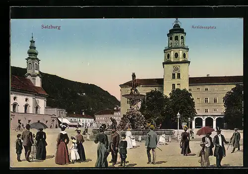 AK Salzburg, Passanten auf dem Residenzplatz