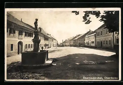 AK Oberneukirchen, Hauptplatz mit Denkmal