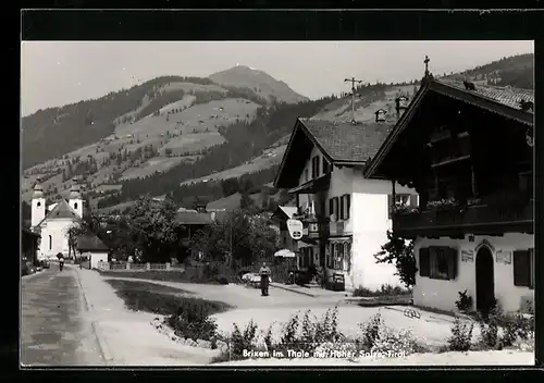 AK Brixen im Thal, Strassenpartie mit Hotel und Hoher Salve