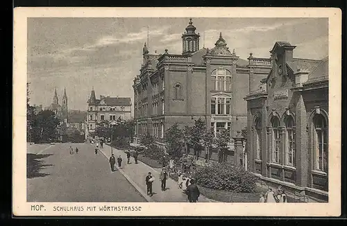 AK Hof, Schulhaus mit Wörthstrasse und Passanten