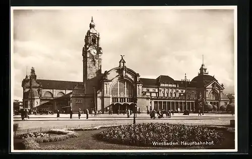 AK Wiesbaden, Hauptbahnhof mit Strasse und Anlage