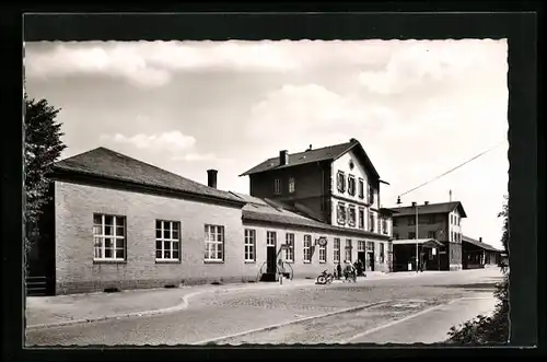 AK Grünstadt /Weinstrasse, Bahnhof mit Strasse