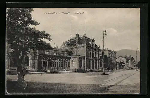 AK Neustadt /Haardt, Bahnhof mit Strasse