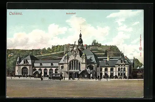 AK Coblenz, Bahnhof, Frontalansicht mit Strassenbahn