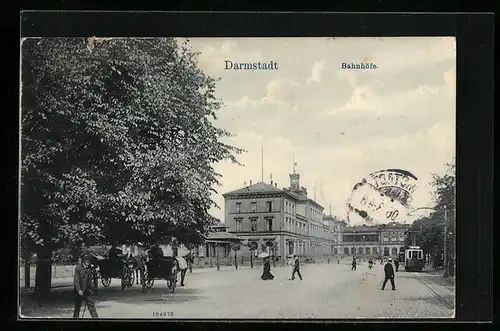 AK Darmstadt, Bahnhöfe mit Passanten und Strassenbahn