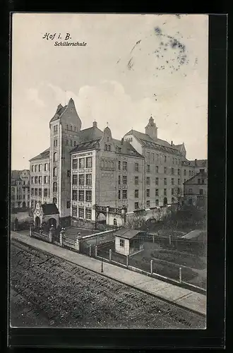 AK Hof i. B., Schillerschule mit Strasse und Anlagen aus der Vogelschau