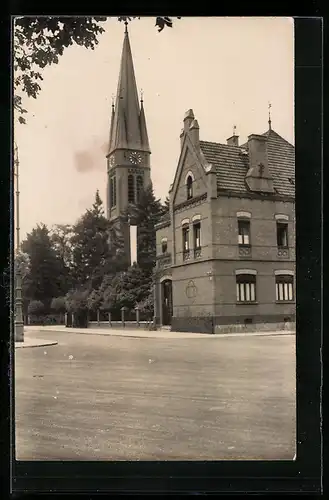 Foto-AK Rosenheim, Kirche und Haus von einer Strassenkreuzung gesehen
