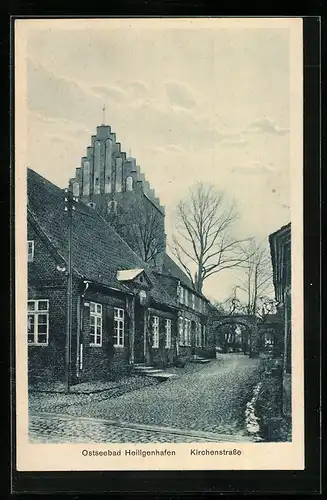 AK Heiligenhafen /Ostsee, Kirchenstrasse mit herausragendem Haus und Torbögen