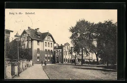 AK Burg b. M., Bahnhof mit Strassenpartie