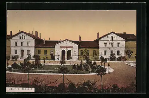 AK Bitterfeld, Passant auf dem Vorplatz vom Bahnhof