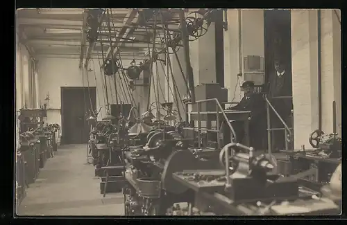 Foto-AK Werkshalle mit zwei Fabrikarbeitern