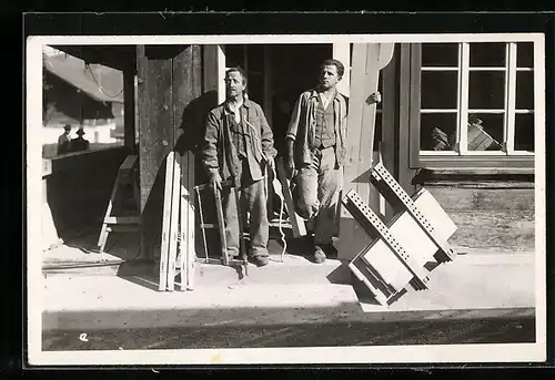 Foto-AK Zwei Tischler an der Tür der Werkstatt