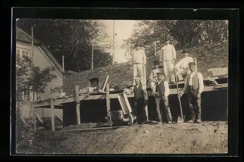 Foto-AK Handwerker mit Spaten an einer Baustelle