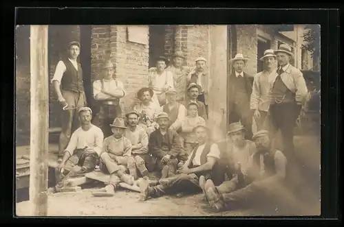 Foto-AK Maurer mit Bierflaschen vor dem Haus