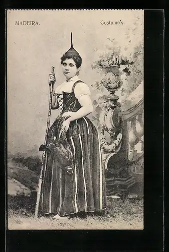 AK Madeira, Costumes, Mädchen in Tracht mit Huhn