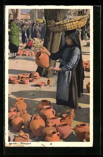AK Agueda, portugiesische Frau betrachtet Töpferwaren auf dem Markt