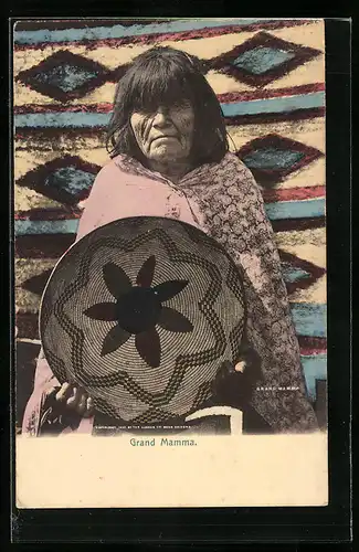 AK Grand Mamma, Indianerin mit geflochtenem Schild