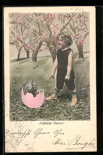 AK Junge zeigt auf Osterhase in Eierschale