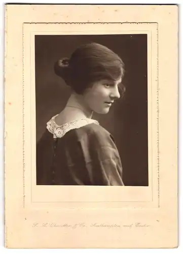Fotografie S. A. Chandler & Co., Southampton, Junge Dame mit Haarknoten