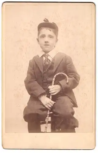 Fotografie unbekannter Fotograf und Ort, Kleiner Junge im Anzug mit Stock