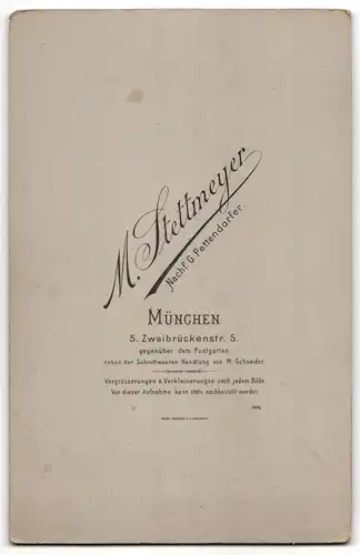 Fotografie M. Stettmeyer, München, Zweibrückenstr. 5, Älteres Paar in hübscher Kleidung