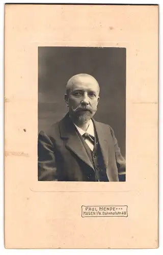 Fotografie Paul Mende, Hagen i. W., Bahnhofstr. 49, Elegant gekleideter Herr mit Vollbart