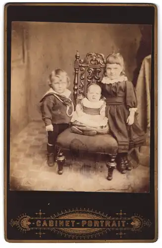 Fotografie unbekannter Fotograf und Ort, Kleiner Junge im Matrosenhemd mit Mädchen und Kleinkind