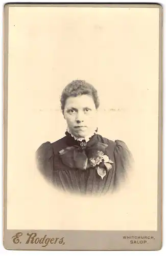 Fotografie E. Rodgers, Whitchurch, Junge Dame mit zurückgebundenem Haar