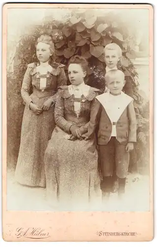 Fotografie G. A. Hübner, Steinbergkirche, Zwei junge Damen in Kleidern mit zwei Jungen
