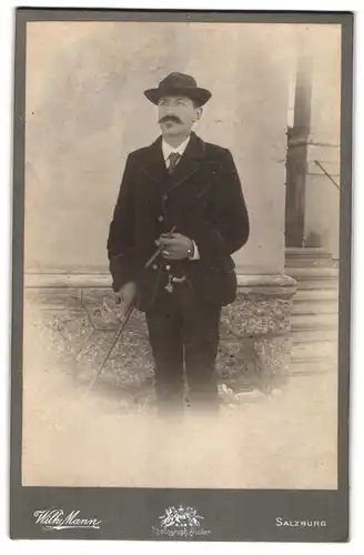 Fotografie Wilhelm Mann, Salzburg, Makartplatz, Bürgerlicher Herr mit Zigarre