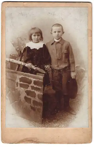 Fotografie Atelier Bieganowski, München, Kinderpaar in hübscher Kleidung