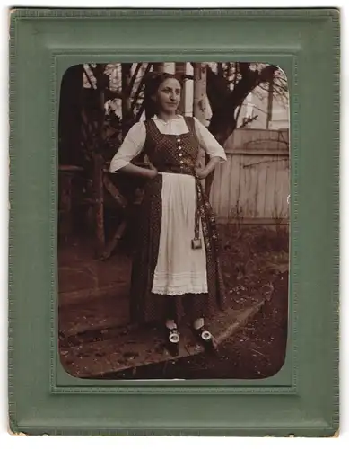 Fotografie unbekannter Fotograf und Ort, Junge Dame im Kleid mit Schürze