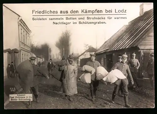 Riesen-AK Litzmannstadt - Lodz, Soldaten sammeln Stroh & Betten für ein warmes Nachtlager im Schützengraben