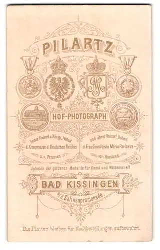 Fotografie Pilartz, Bad Kissingen, Monogramm des Fotografen im königlichen Wappen und Medaillen