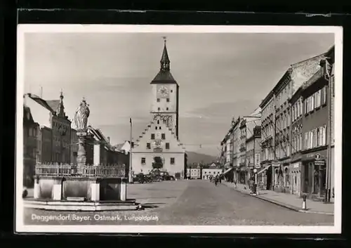 AK Deggendorf /Bayer. Ostmark, Luitpoldplatz mit Kirche