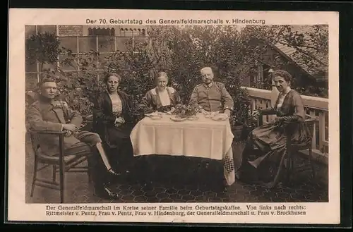 AK Paul von Hindenburg im Kreise seiner Familie beim Geburtstagskaffee