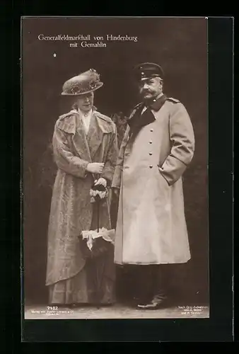 AK Paul von Hindenburg, der Generalfeldmarschall mit seiner Frau unterwegs