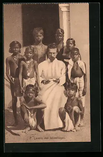 AK Missionar P. Lievens met bekeerlingen