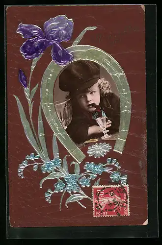 Foto-Collage-AK Kind mit Mütze und Zigarre, Hufeisen und Lilie